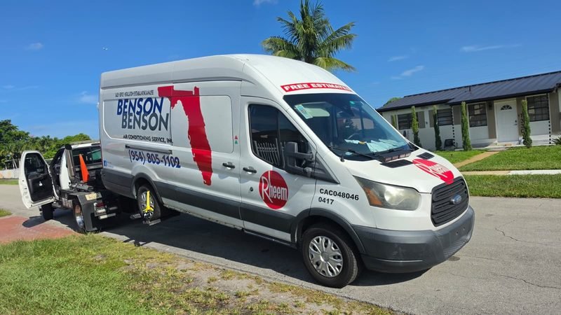 Van comercial blanca de aire acondicionado cargada en la grúa de Towing 786 en un día soleado